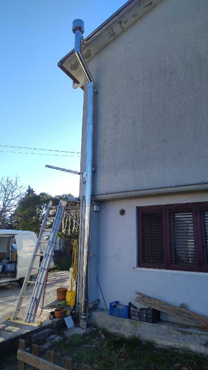 Installazione canna fumaria inox esterna con furgone e scala