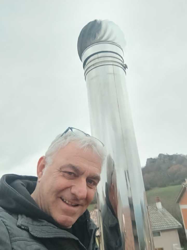 Giovanni di Niro accanto a un comignolo inox