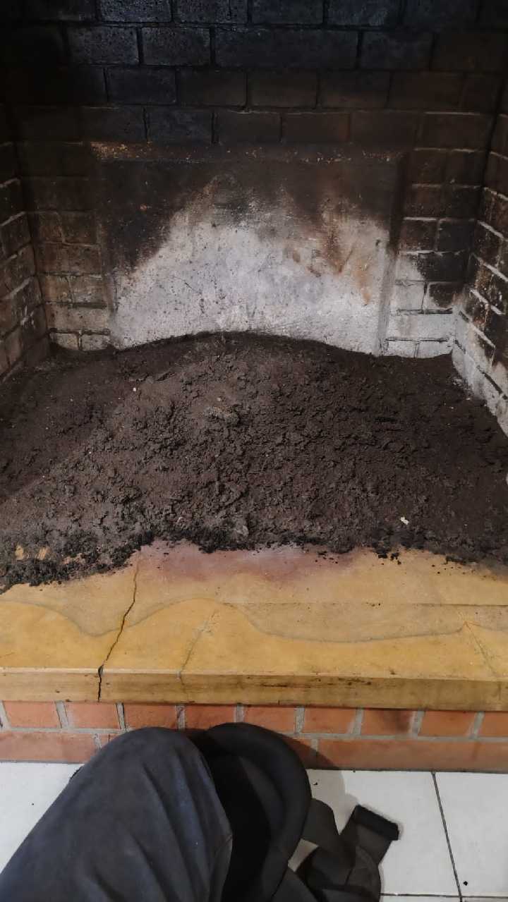 Camino interno pieno di fuliggine prima